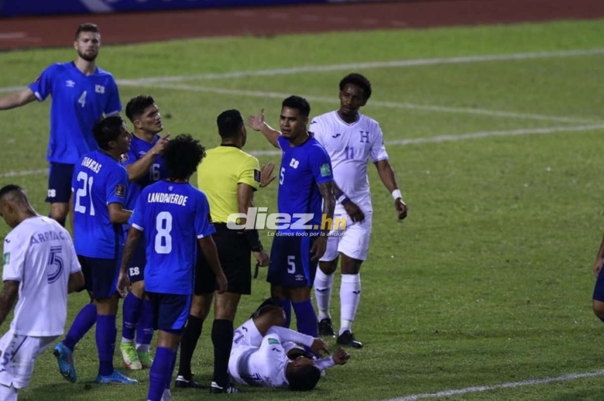 Insólita falta que comete árbitro a Bryan Moya y evita remate del jugador hondureño en el duelo ante El Salvador