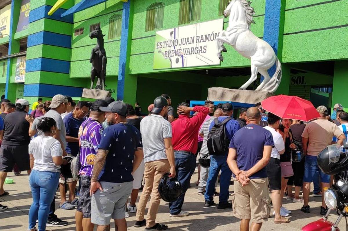 ¡Locura en Olancho! Entre largas filas, aficionados agotan boletos de la final Potros - Olimpia tras venta en el Estadio Brevé Vargas