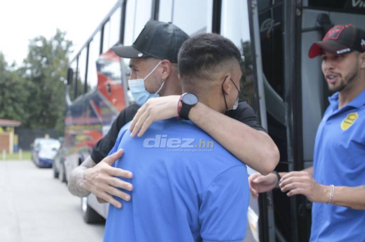 Ramiro Rocca abrazando a Alejandro Reyes. Pedro Baez observa. FOTO: Neptalí Romero