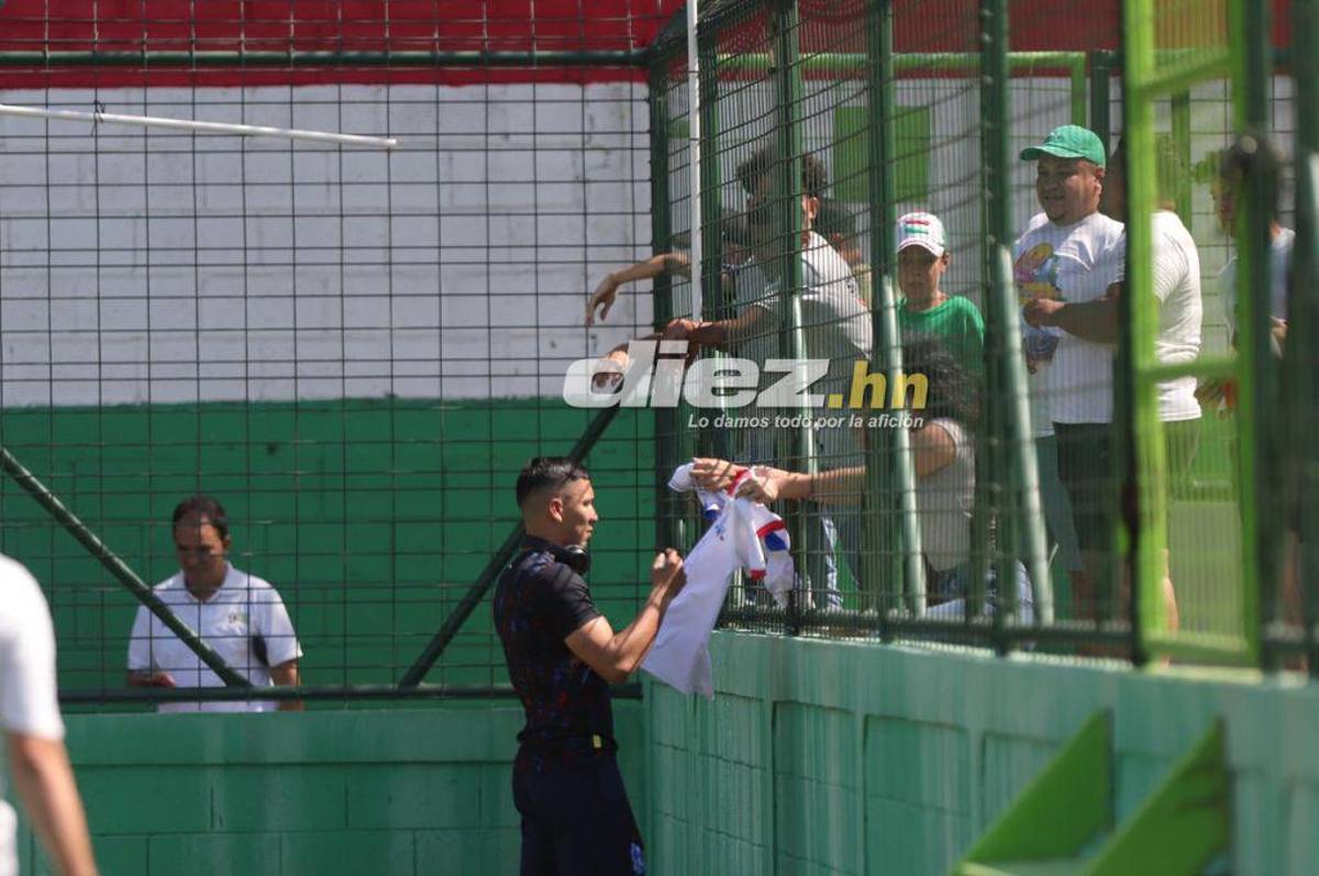 El ambiente en el Yankel: Jugadores y aficionados pegados al celular por el Manchester City-Real Madrid