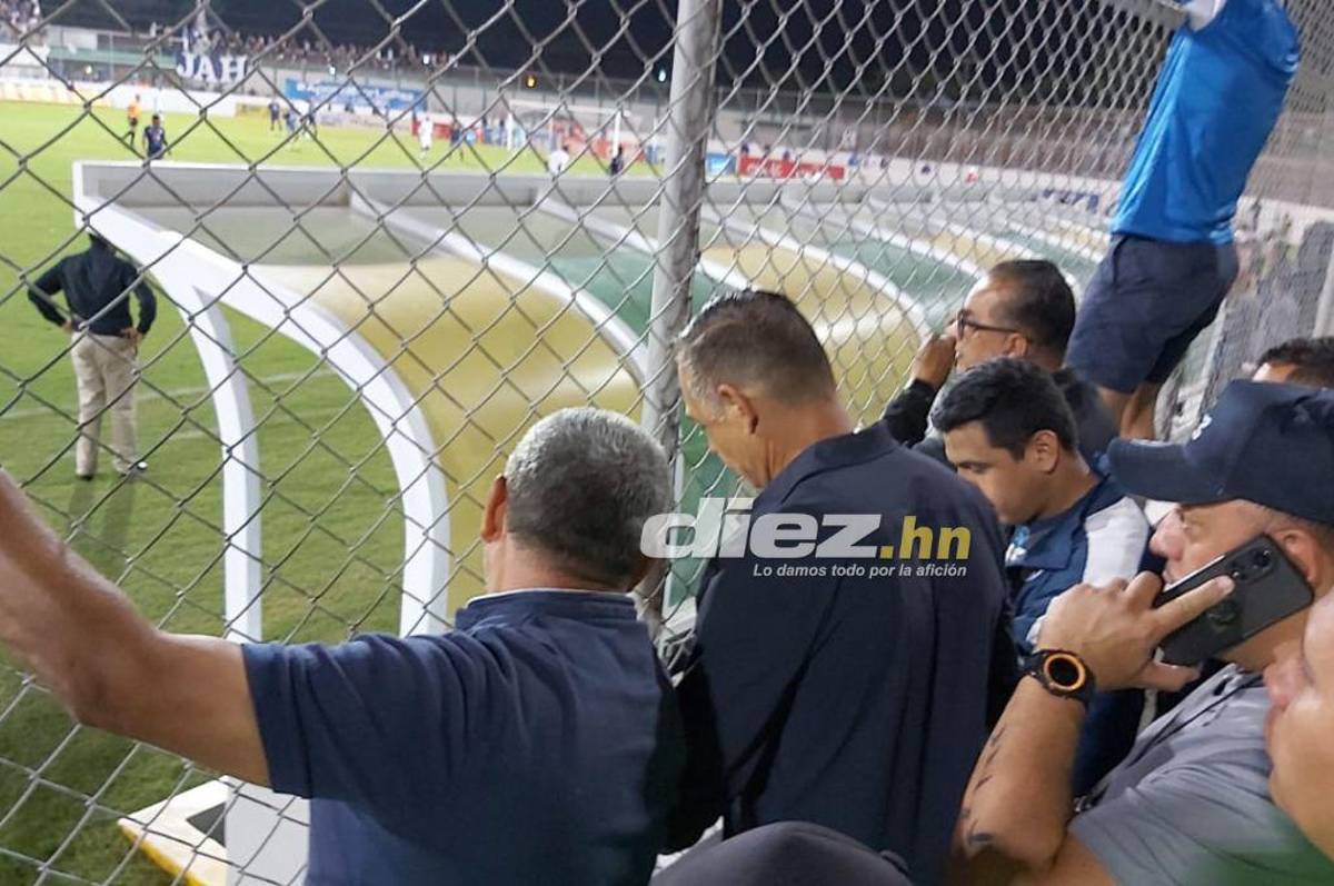 Fotos: La “Tota” Medina fue a encarar al árbitro, aficionados lanzan de todo y ¿dónde terminó viendo el juego el DT de Motagua?