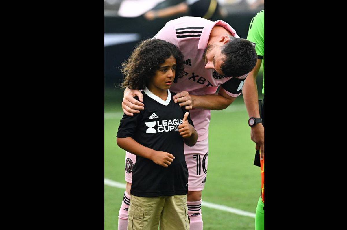 La nueva y épica celebración de Messi, el gran gesto de Leo con un niño, el fanático descalzo; y ¿con quién estuvo acompañada Antonella?