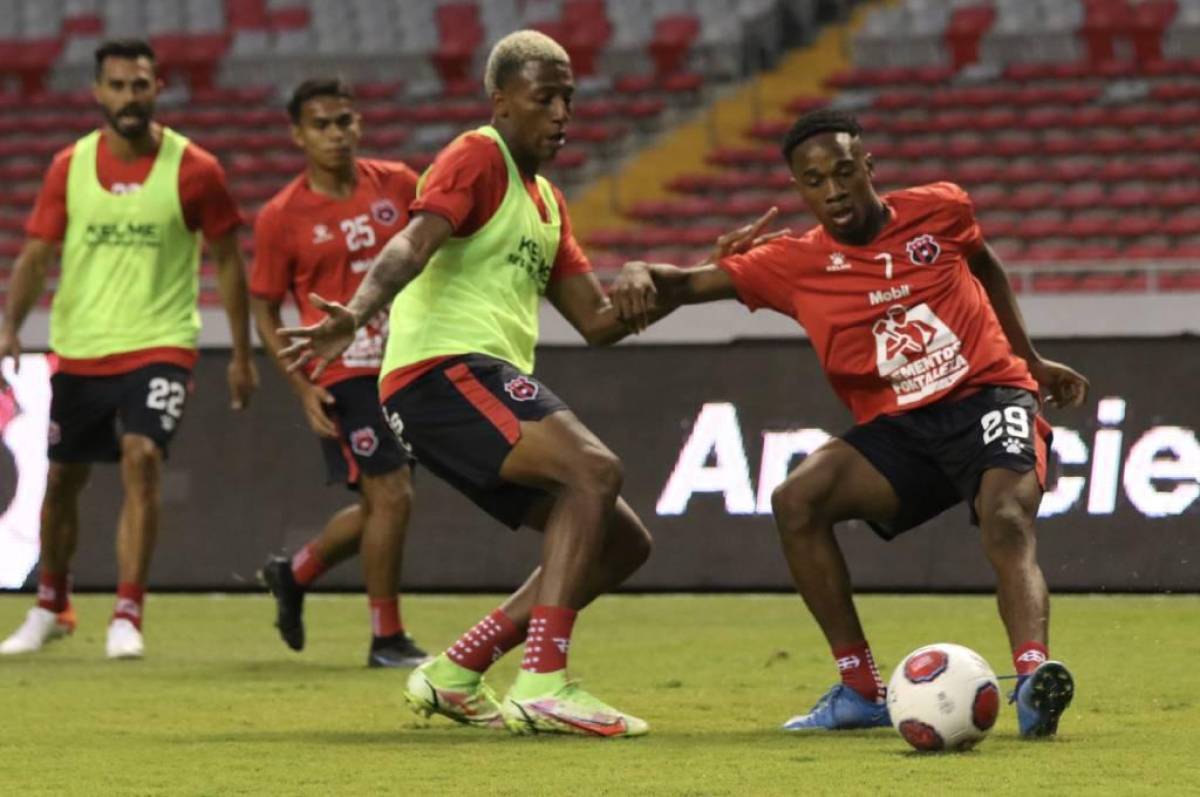 Alajuelense se estrena con victoria en liga en el debut del joven hondureño Bryan Félix acompañado de Alex López