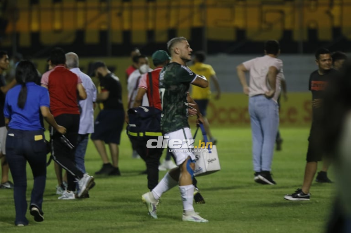 Las fotos del drama en el Morazán: Jhow Benavídez pidiendo calma, policía y aficionados heridos en el Clásico Real España-Marathón