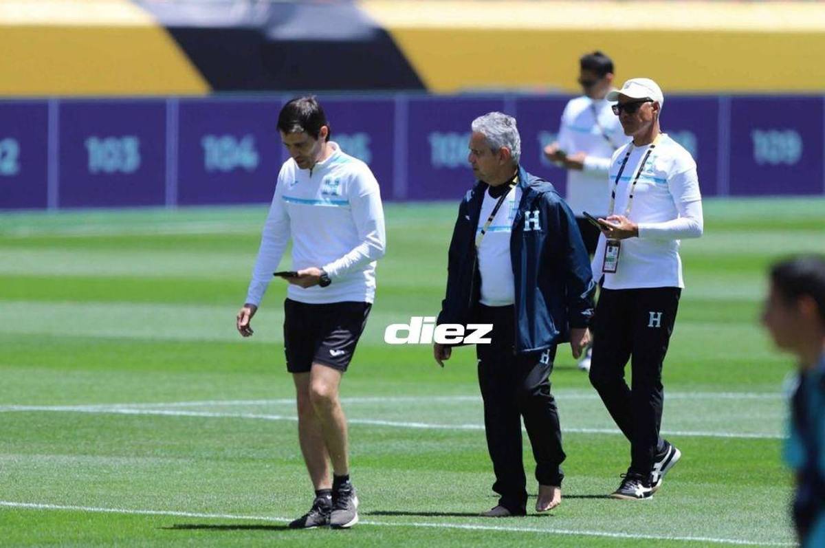 Rueda sorprende y se pasea descalzo por el césped del Live’s Stadium al estilo de Luis Enrique previo al duelo contra México