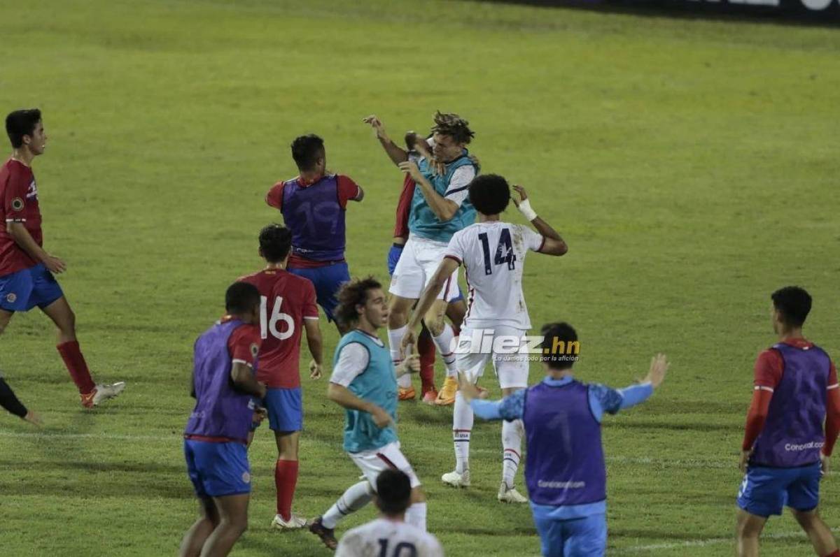 ¡Tico aplicó terrible voladora! Así fue la pelea de Costa Rica contra Estados Unidos en el Premundial de Concacaf