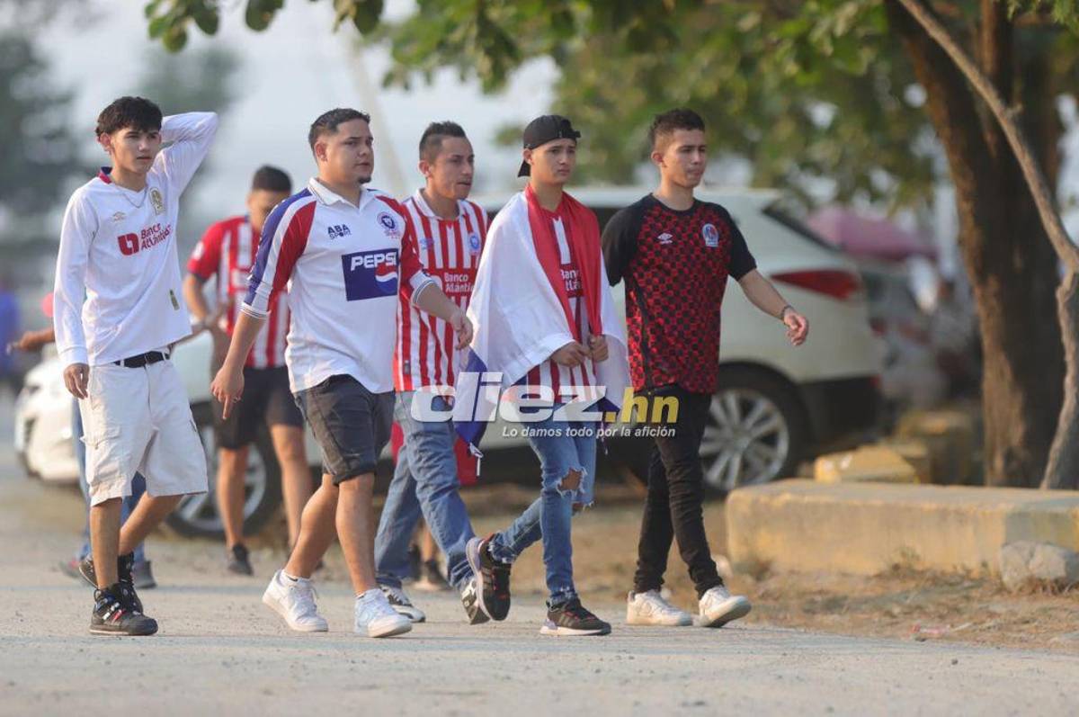 Así está el ambiente en el estadio Olímpico por el duelo del repechaje entre Real España y Olimpia; bellas aficionadas