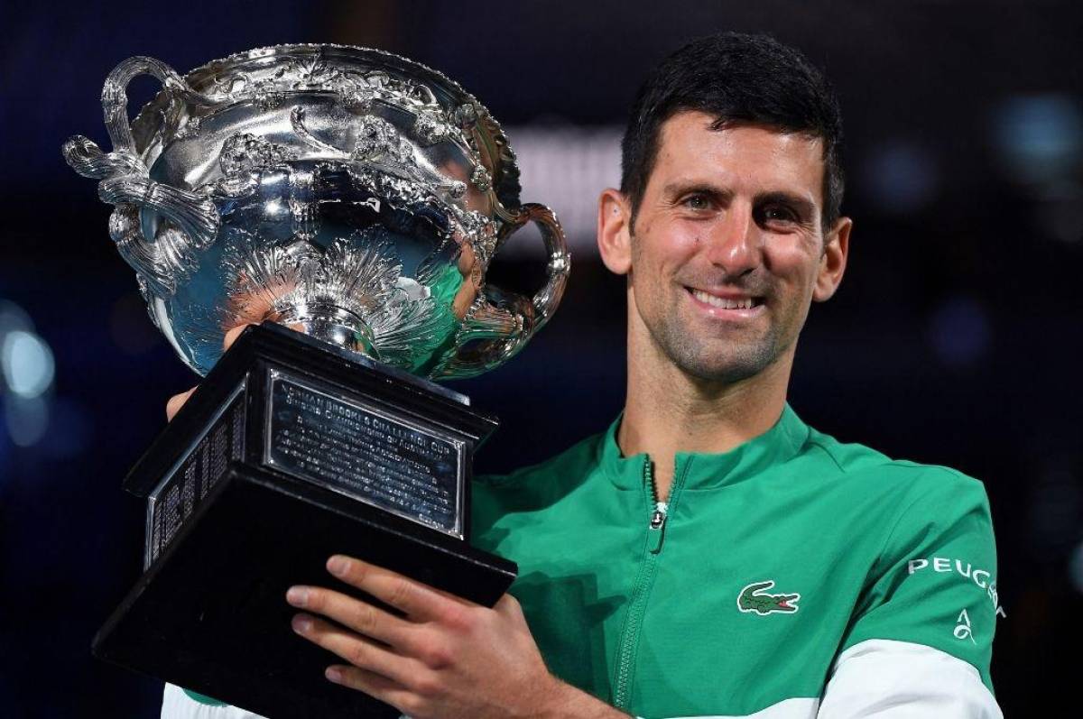 Djokovic con trofeo de Australian Open.