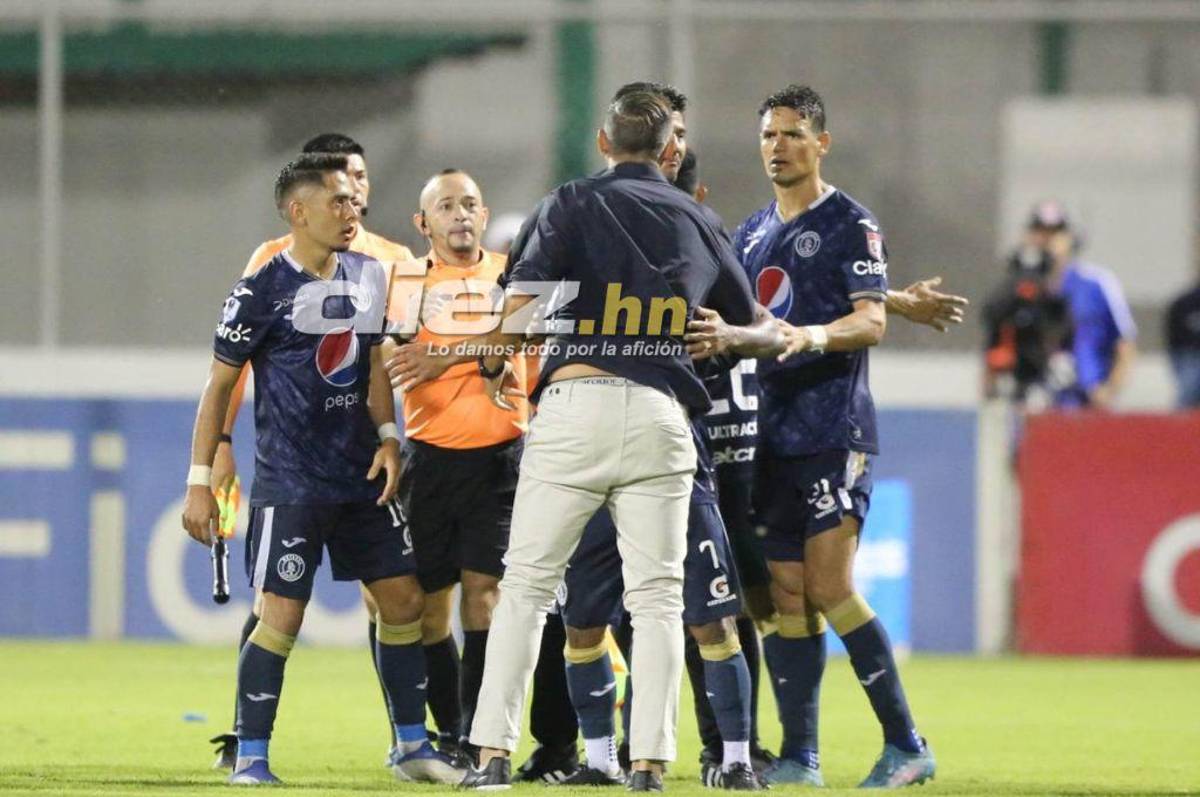 Fotos: La “Tota” Medina fue a encarar al árbitro, aficionados lanzan de todo y ¿dónde terminó viendo el juego el DT de Motagua?