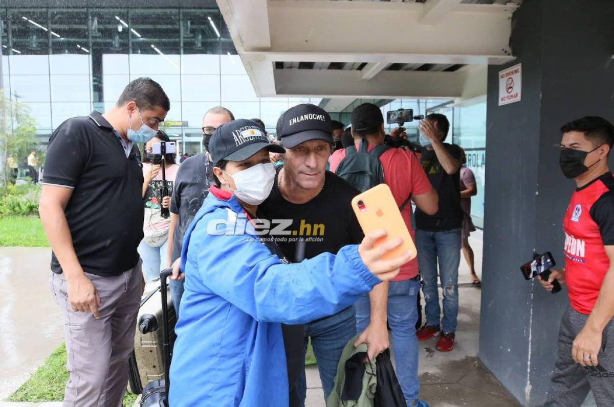 Algunas personas aprovecharon para tomarse fotos en el aeropuerto de Comayagua con Pedro Troglio. Foto: Marvin Salgado.