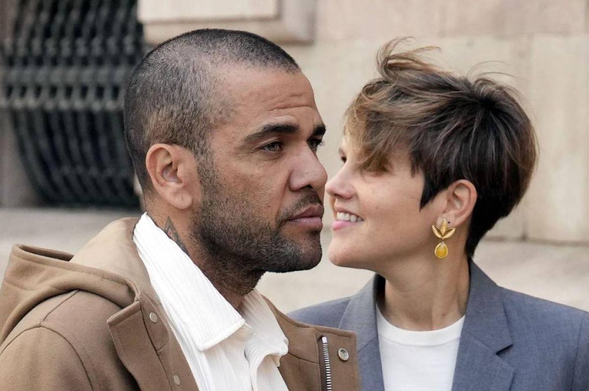 Dani Alves sale de su mansión por primera vez: su nueva pareja inseparable y lo que le gritaban en la calle