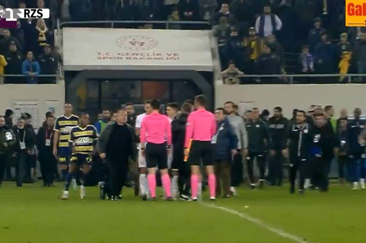 Con el ojo morado y pateado en el suelo: así quedó el árbitro tras ser golpeado por el presidente y jugadores de un equipo turco