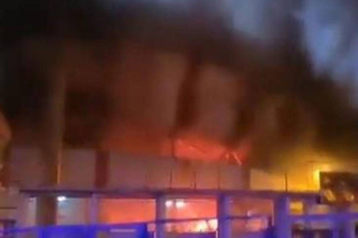 No aguantan perder: hinchas de equipo italiano incendian el estadio del rival tras caer en el CLÁSICO; tiraron piedras a los bomberos