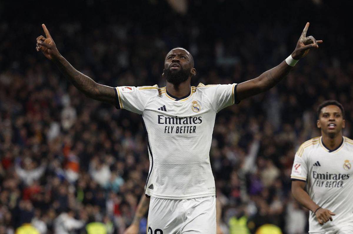 Con bajas importantes: Ancelotti y la reparada alineación del Real Madrid con la que buscará destrozar al Barcelona de Flick