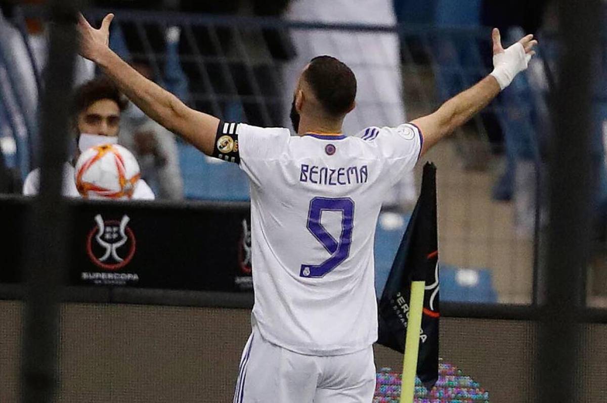 Benzema celebrando un tanto en la Supercopa de España.