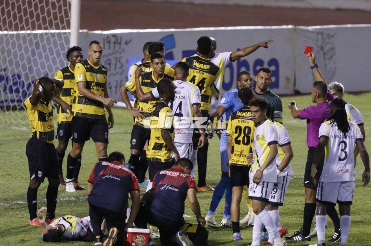 Jhow Benavídez de portero, la roja a “Buba” López y bronca entre jugadores de Real España y Génesis