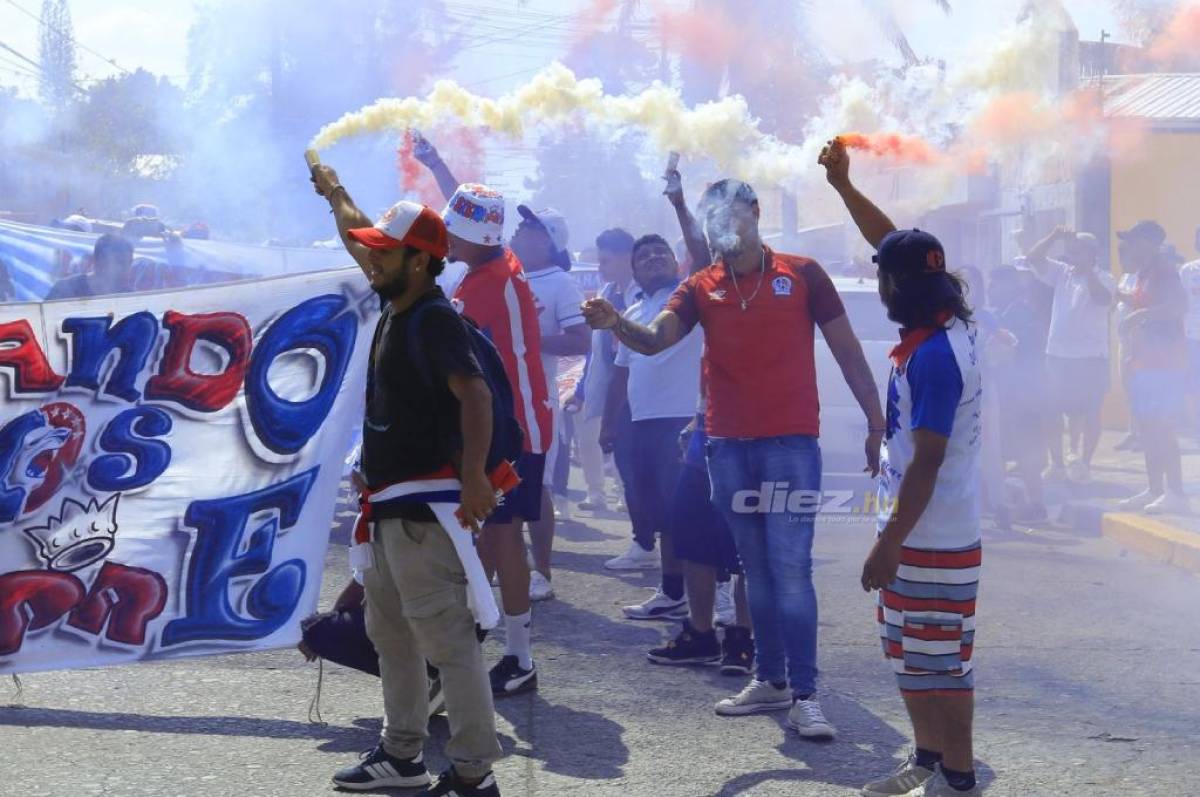 La Ultra Fiel llegó a La Ceiba para alentar al Olimpia contra Victoria. FOTO: Neptalí Romero