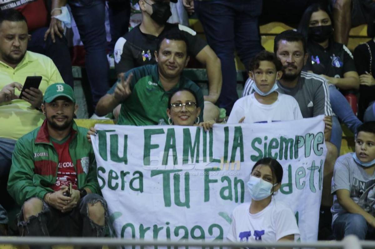 La pancarta que mostró la familia de Kervin Arriaga, jugador del Marrathón.FOTO: Neptalí Romero