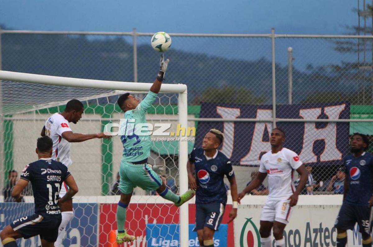 Fotos: La “Tota” Medina fue a encarar al árbitro, aficionados lanzan de todo y ¿dónde terminó viendo el juego el DT de Motagua?