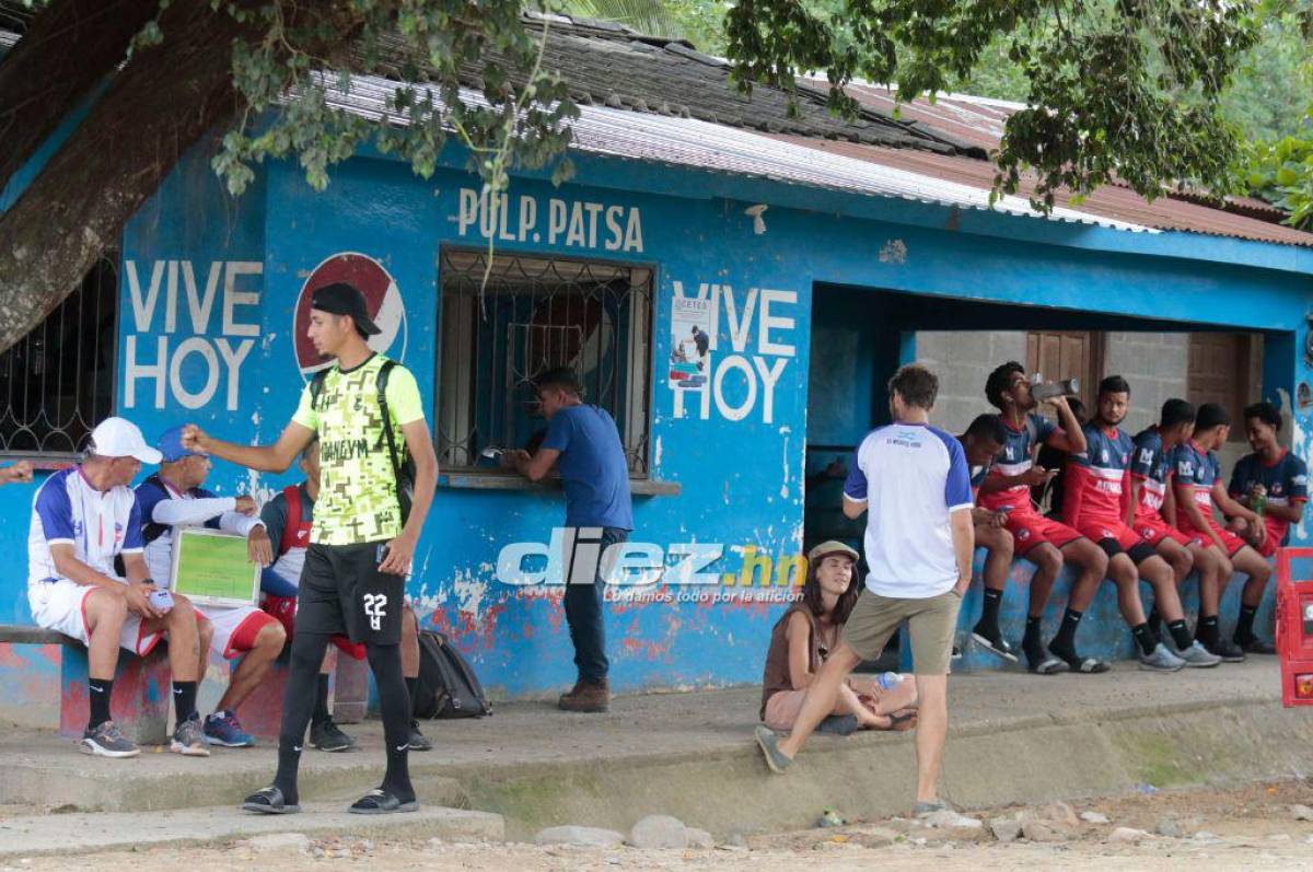 Los integrantes del club se reúnen en una pulpería previo al entrenamiento. FOTO: Neptali Romero.