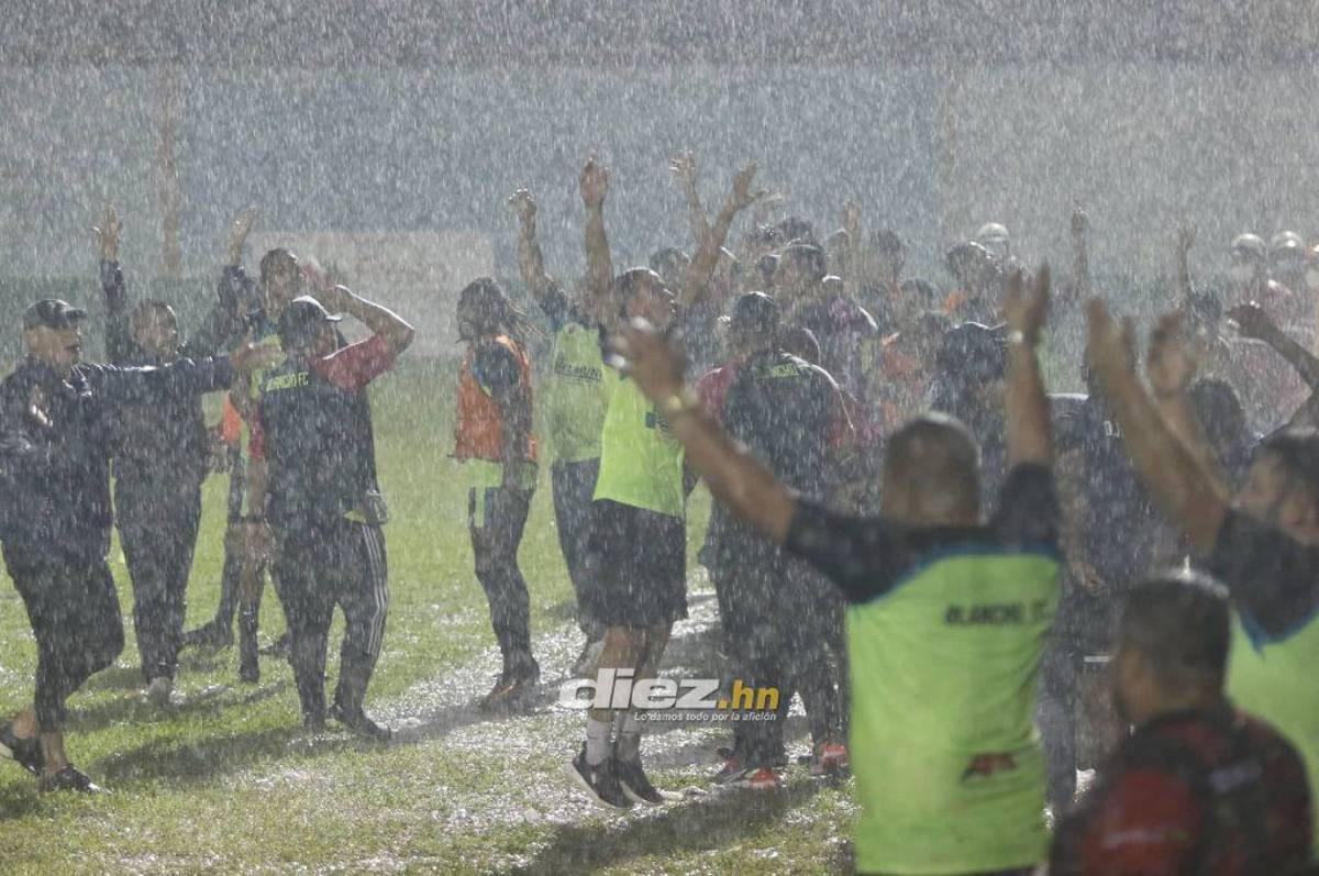 ¡Locura total! Invasión de aficionados y tristeza de Lone: Así celebró el ascenso a Liga Nacional el Olancho FC