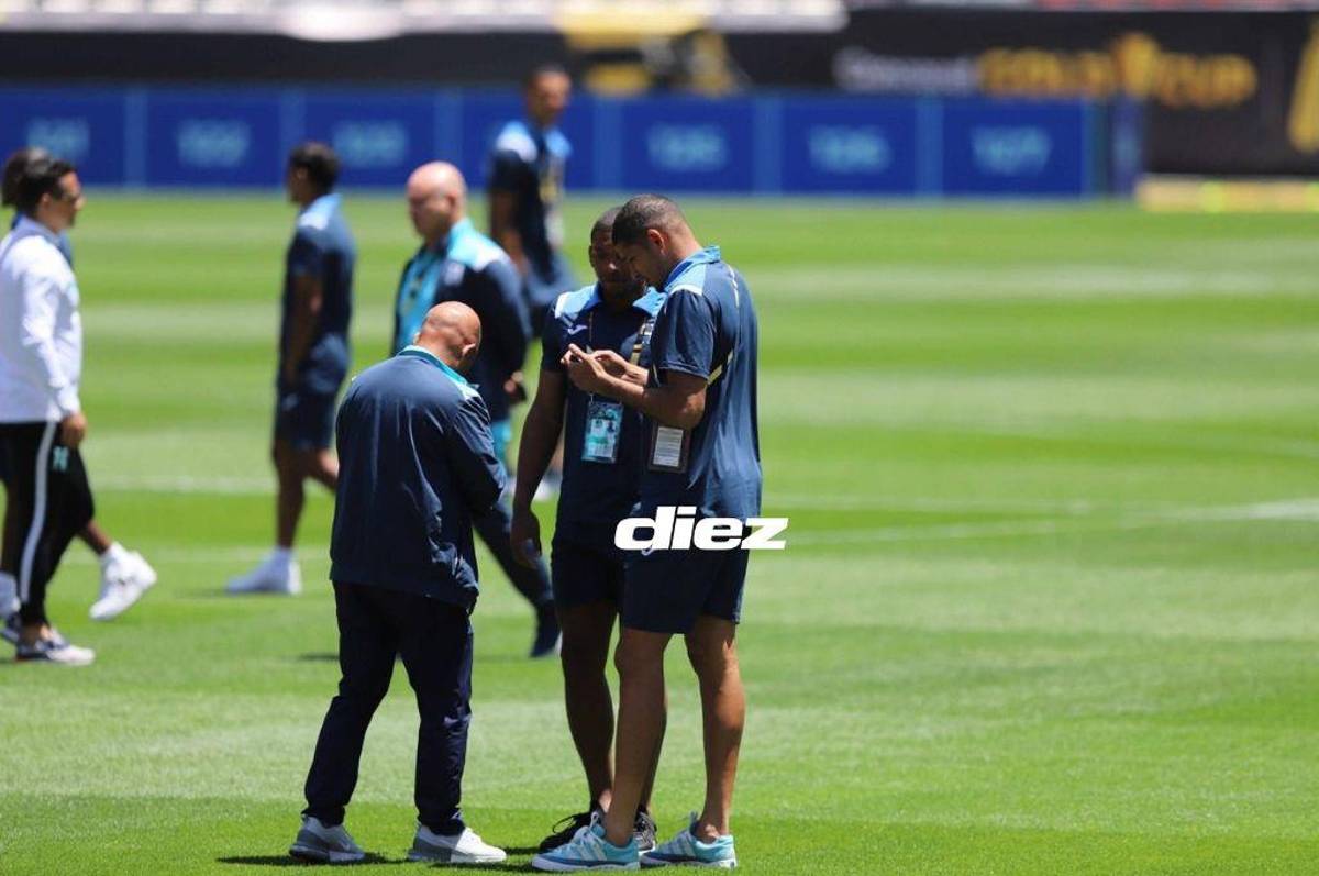 Rueda sorprende y se pasea descalzo por el césped del Live’s Stadium al estilo de Luis Enrique previo al duelo contra México