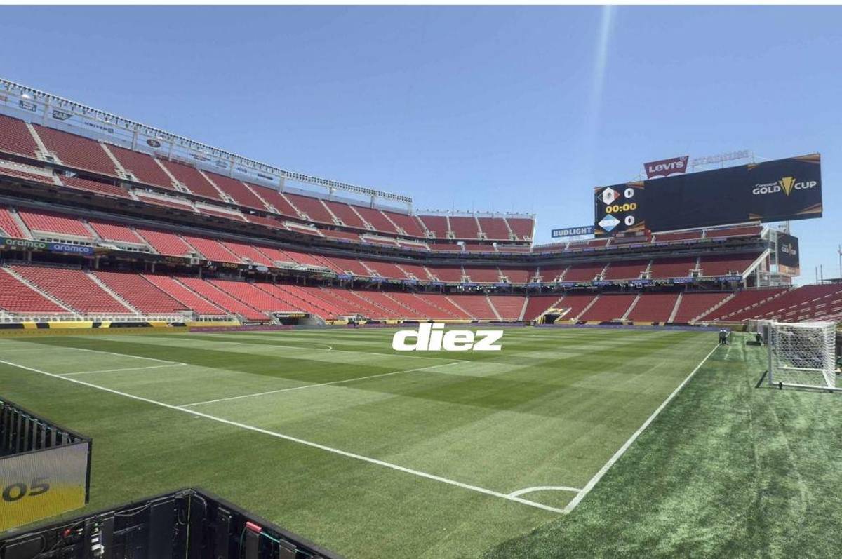 Rueda sorprende y se pasea descalzo por el césped del Live’s Stadium al estilo de Luis Enrique previo al duelo contra México