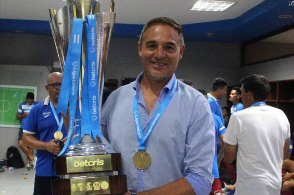 El entrenador argentino Hernán “La Tota” Medina estaría cerca de regresar a dirigir a un equipo de Honduras