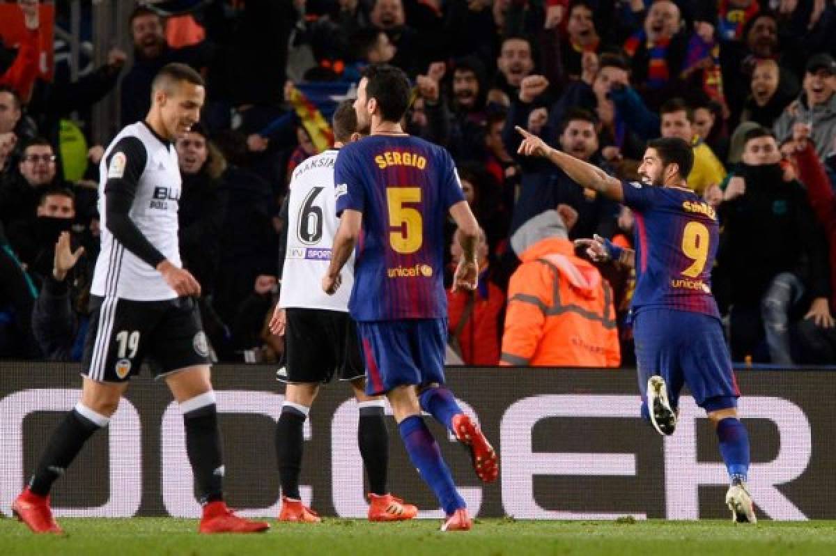 Barcelona's Uruguayan forward Luis Suarez (R) celebrates after scoring during the Spanish 'Copa del Rey' (King's cup) first leg semi-final football match between FC Barcelona and Valencia CF at the Camp Nou stadium in Barcelona on February 01, 2018. / AFP PHOTO / Josep LAGO