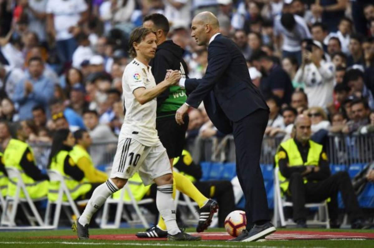 ¡Amor y feli-Zidane en el Bernabéu! A Florentino le sacaron dos fuertes pancartas