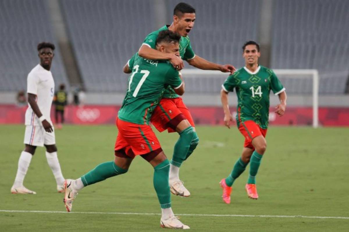 Mexico's forward Uriel Antuna (C-R) celebrates with Mexico's forward Alexis Vega (C-L) after scoring the third goal during the Tokyo 2020 Olympic Games men's group A first round football match between Mexico and France at Tokyo Stadium in Tokyo on July 22, 2021. (Photo by Mariko Ishizuka / AFP)