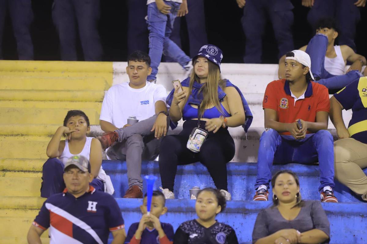 El desespero del DT de Pachuca en el banquillo, la preciosa chica en el Olímpico y el saludo de Lucas Campana