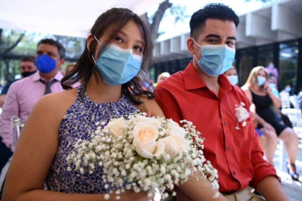 ¡Locura de amor en San Valentín! Un total de 44 parejas salvadoreñas celebran boda colectiva en el parque de los enamorados
