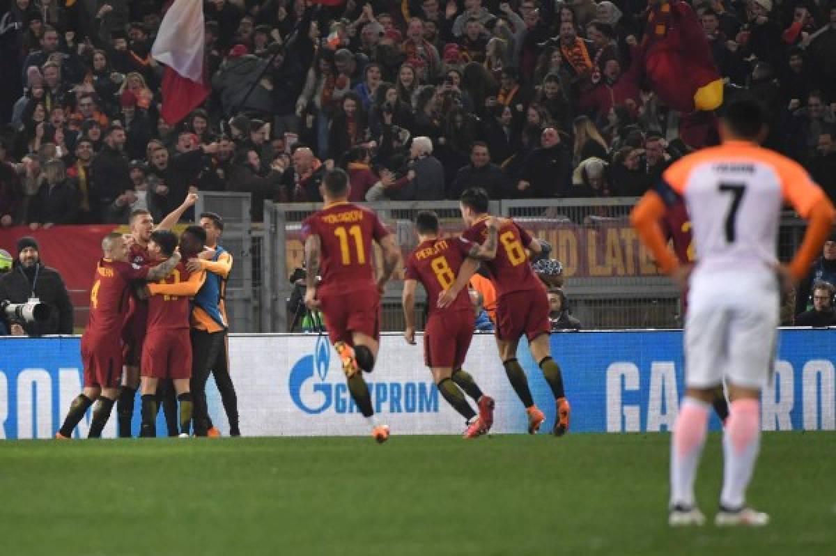 Roma's Bosnian striker Edin Dzeko (2ndL) celebrates with teammates after scoring during the UEFA Champions League round of 16 second leg football match AS Roma vs Shakhtar Donetsk on March 13, 2018 at the Olympic stadium in Rome. / AFP PHOTO / Andreas SOLARO