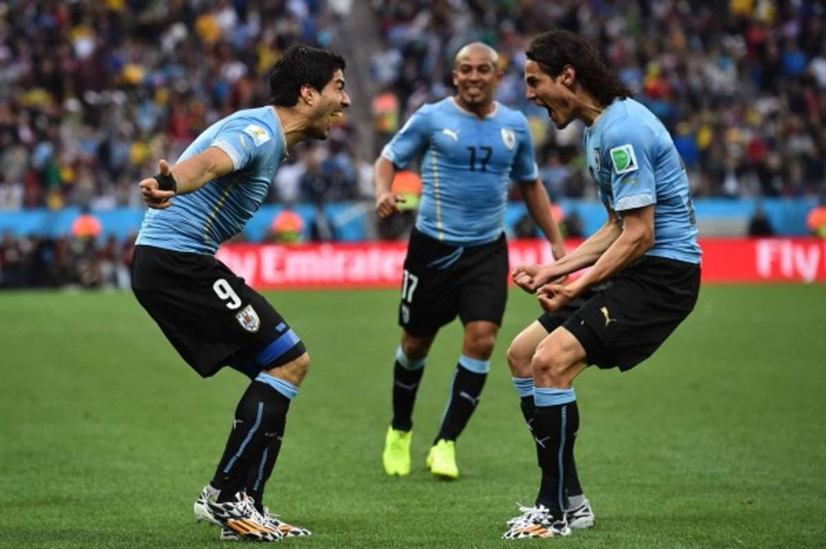 Uruguay ganó 2-1 a Inglaterra con un doblete de Luis Suárez