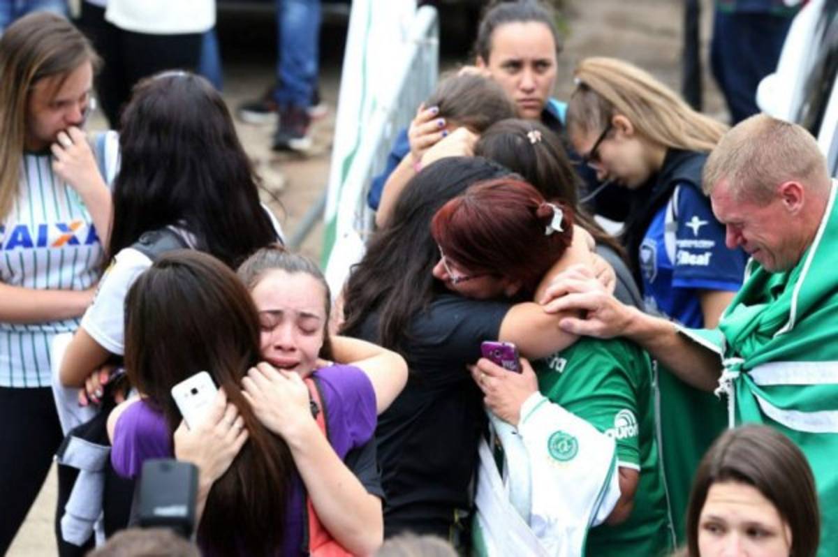 Llanto y dolor en familiares y aficionados del Chapecoense en Brasil