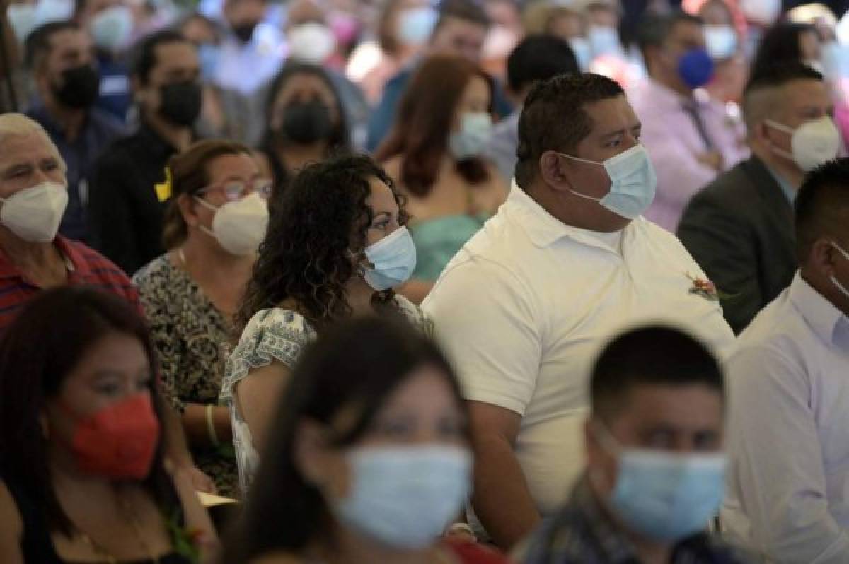 ¡Locura de amor en San Valentín! Un total de 44 parejas salvadoreñas celebran boda colectiva en el parque de los enamorados