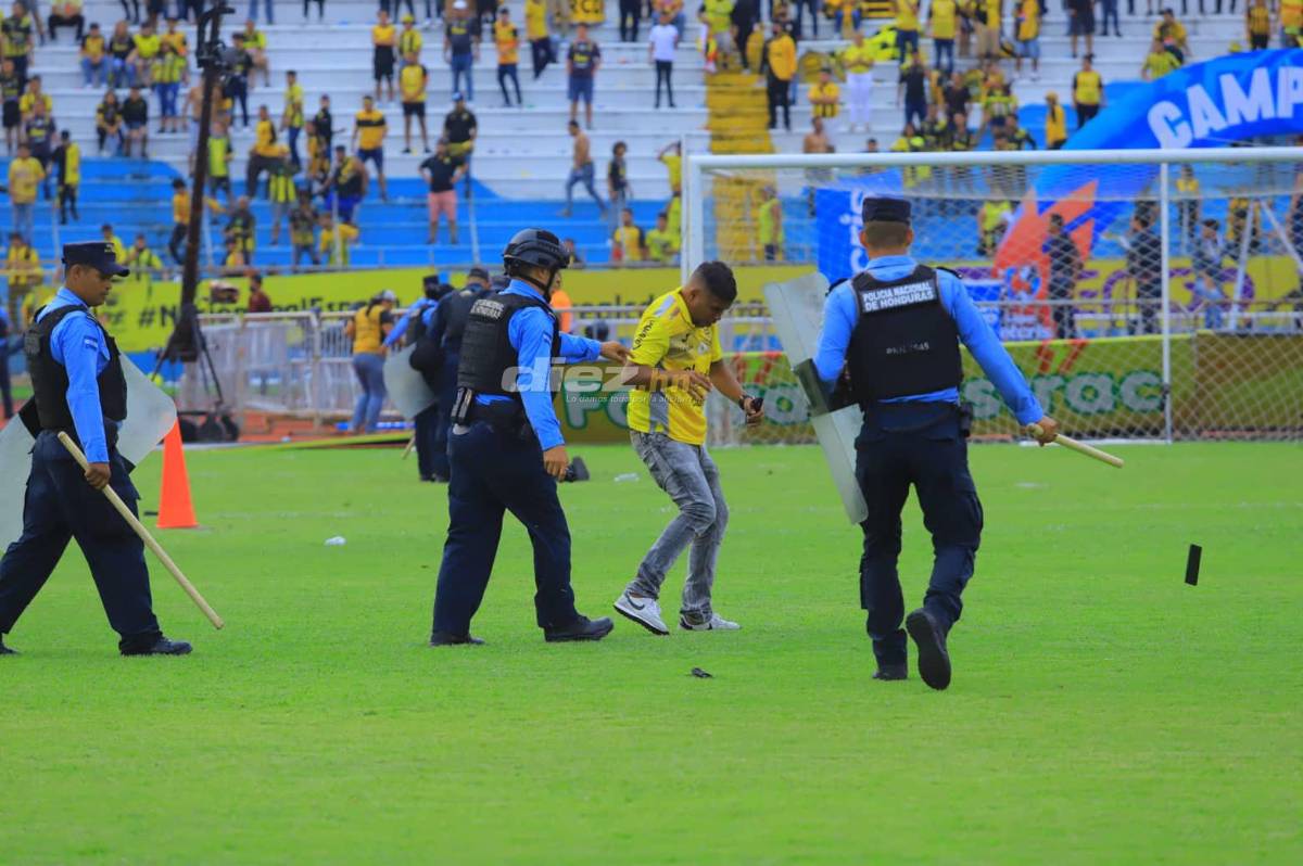 Vergonzosas imágenes: Así fueron los actos vandálicos de los aficionados del Real España en el estadio Olímpico tras perder la final