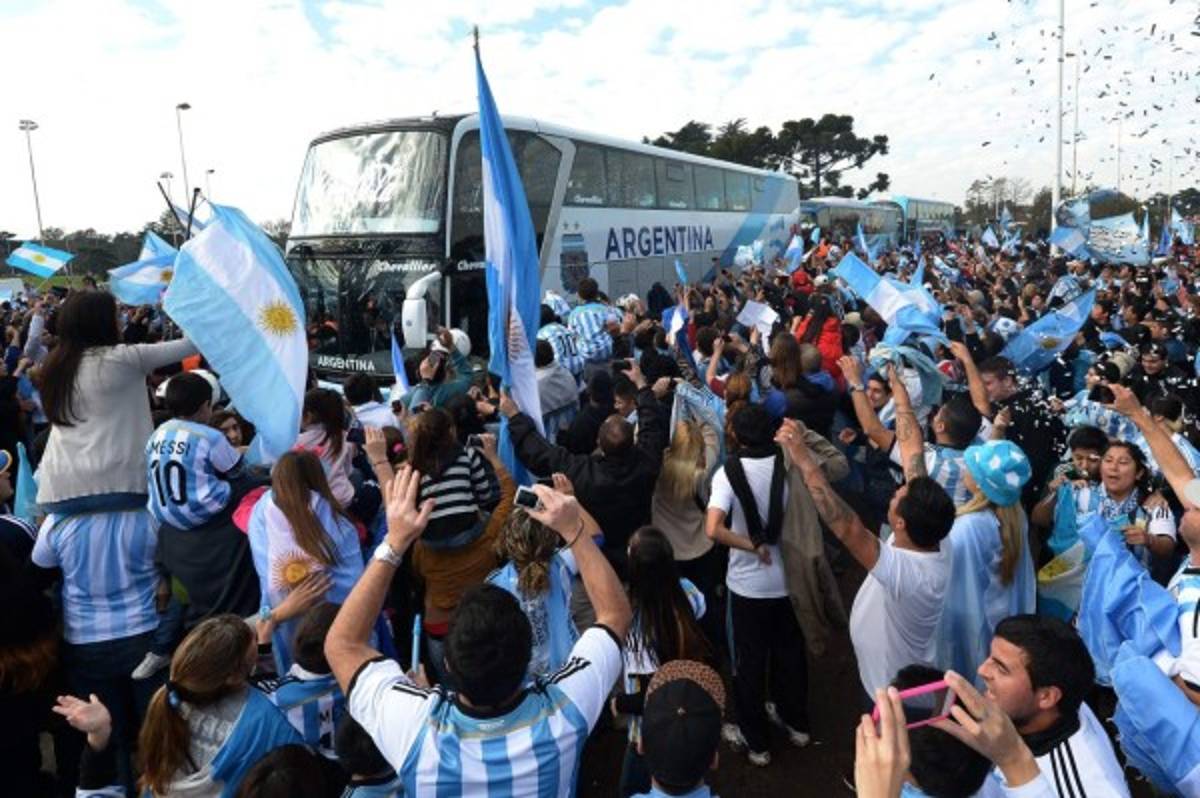 Argentina es recibida por miles de aficionados en Buenos Aires