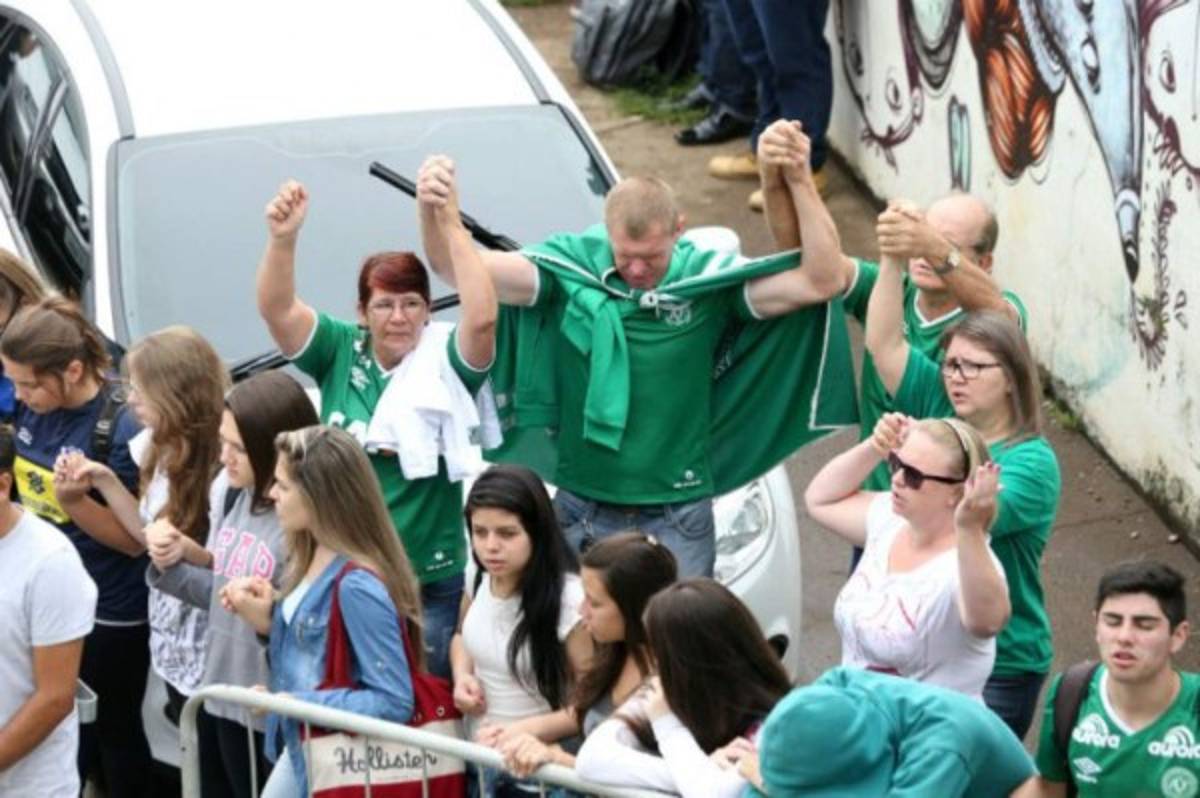 Llanto y dolor en familiares y aficionados del Chapecoense en Brasil