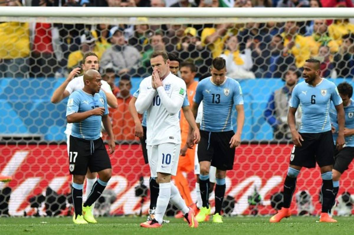 Uruguay ganó 2-1 a Inglaterra con un doblete de Luis Suárez