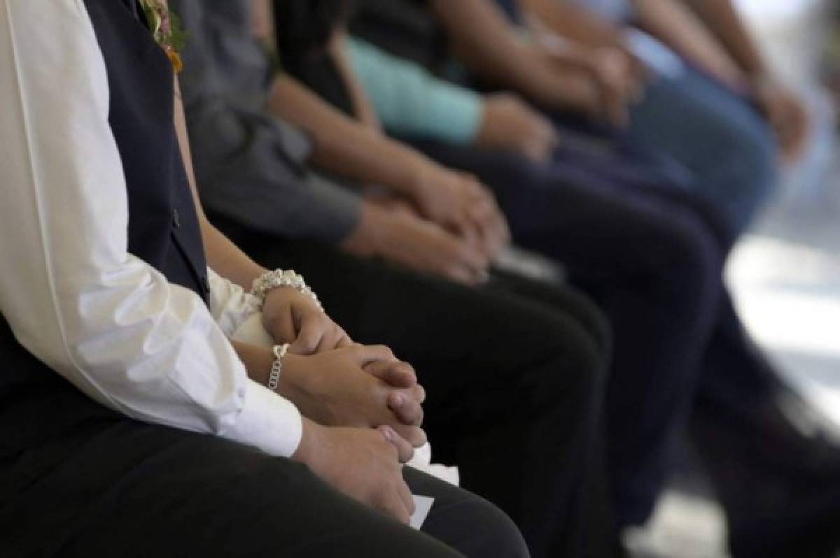 ¡Locura de amor en San Valentín! Un total de 44 parejas salvadoreñas celebran boda colectiva en el parque de los enamorados