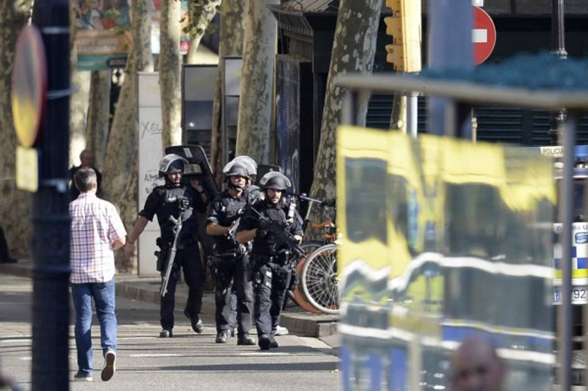 FOTOS: Las impactantes imágenes del atentado terrorista de Barcelona
