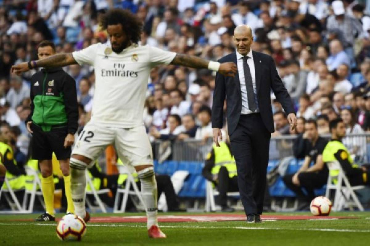 ¡Amor y feli-Zidane en el Bernabéu! A Florentino le sacaron dos fuertes pancartas