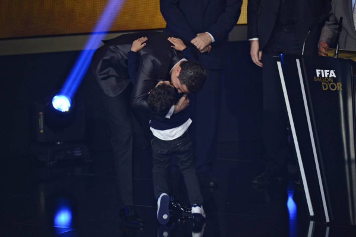 Cristiano entre lágrimas recibe el Balón de Oro 2013