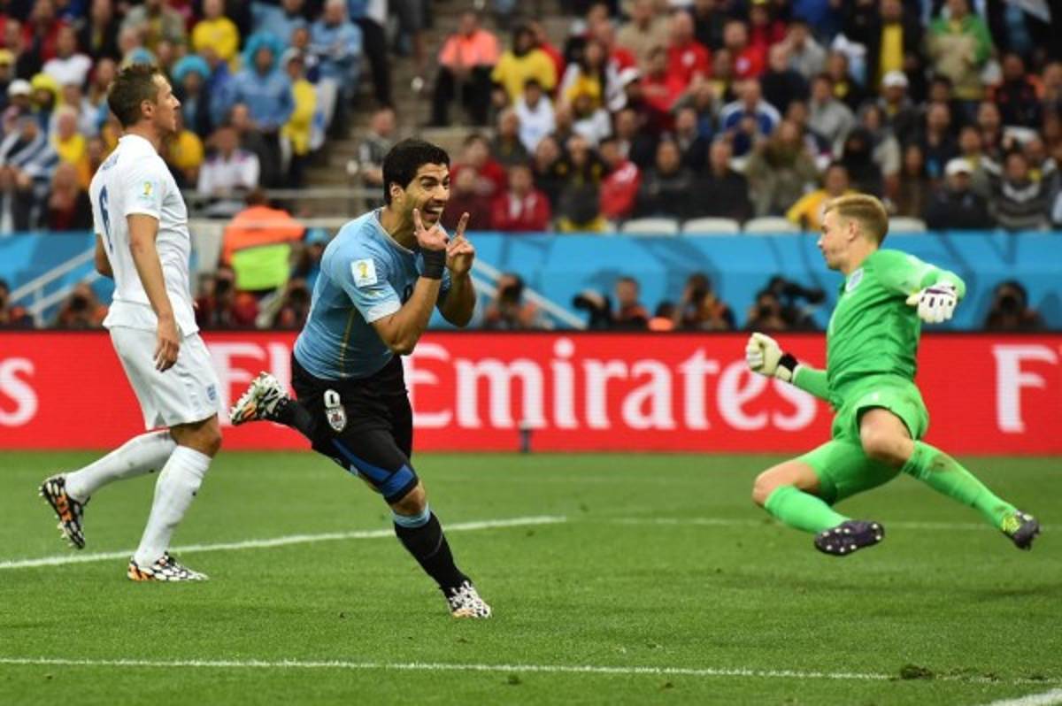 Uruguay ganó 2-1 a Inglaterra con un doblete de Luis Suárez