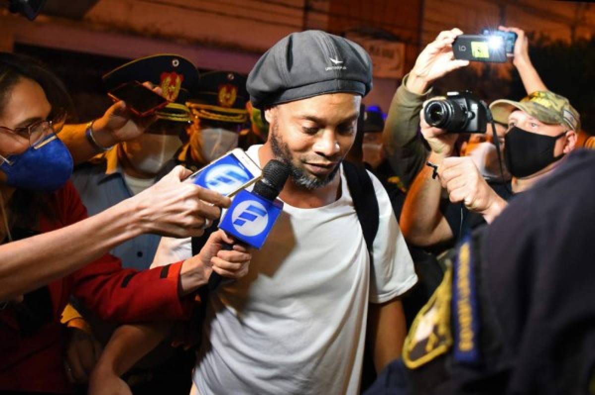 FOTOS: Así salió Ronaldinho de la cárcel para cumplir arresto domiciliario en lujoso hotel