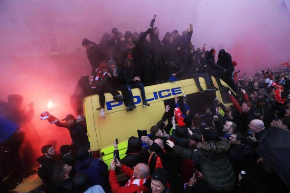 No se vio en TV: La fiesta roja sobre las camionetas de la policía y las caras 'largas' de la Roma