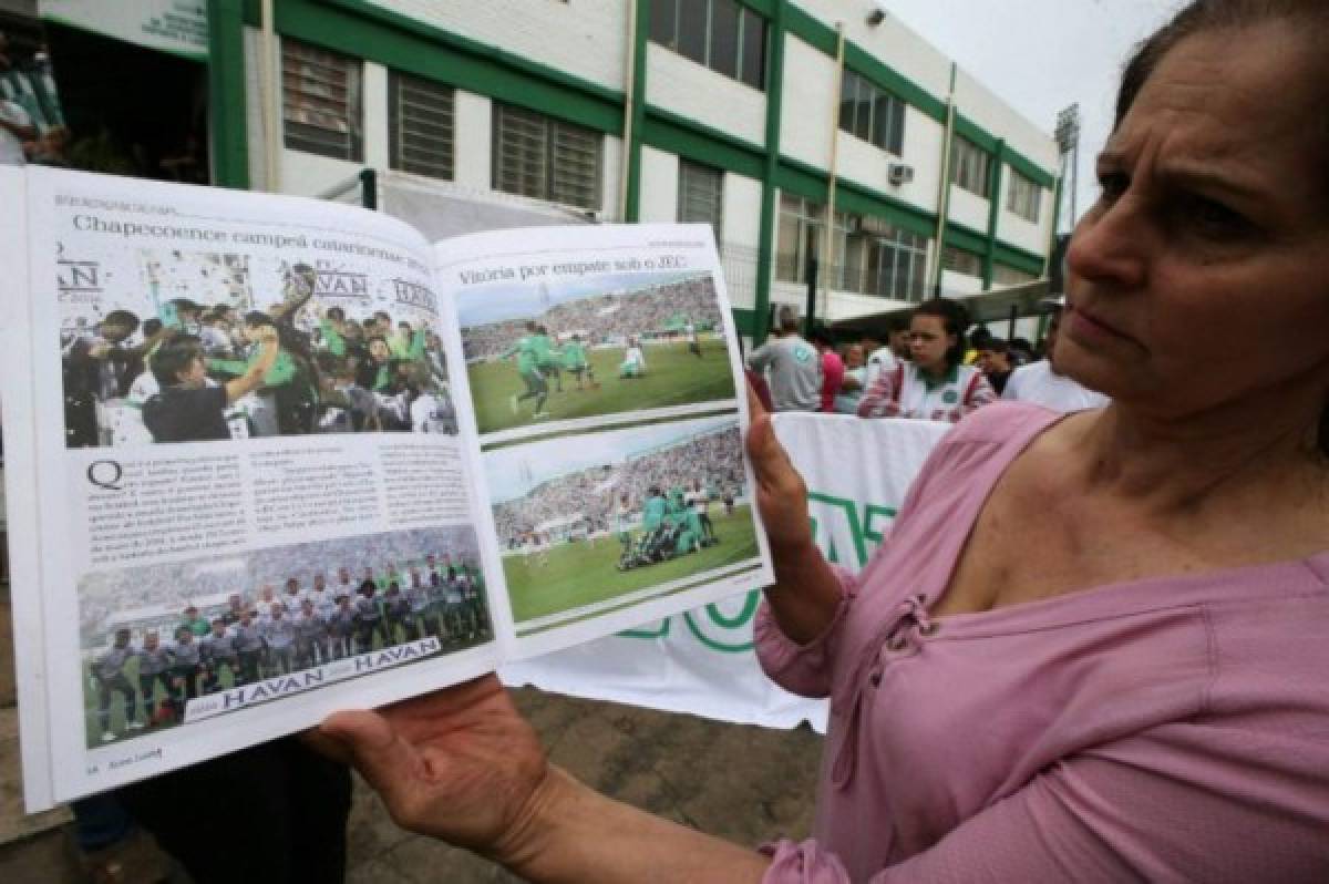 Llanto y dolor en familiares y aficionados del Chapecoense en Brasil