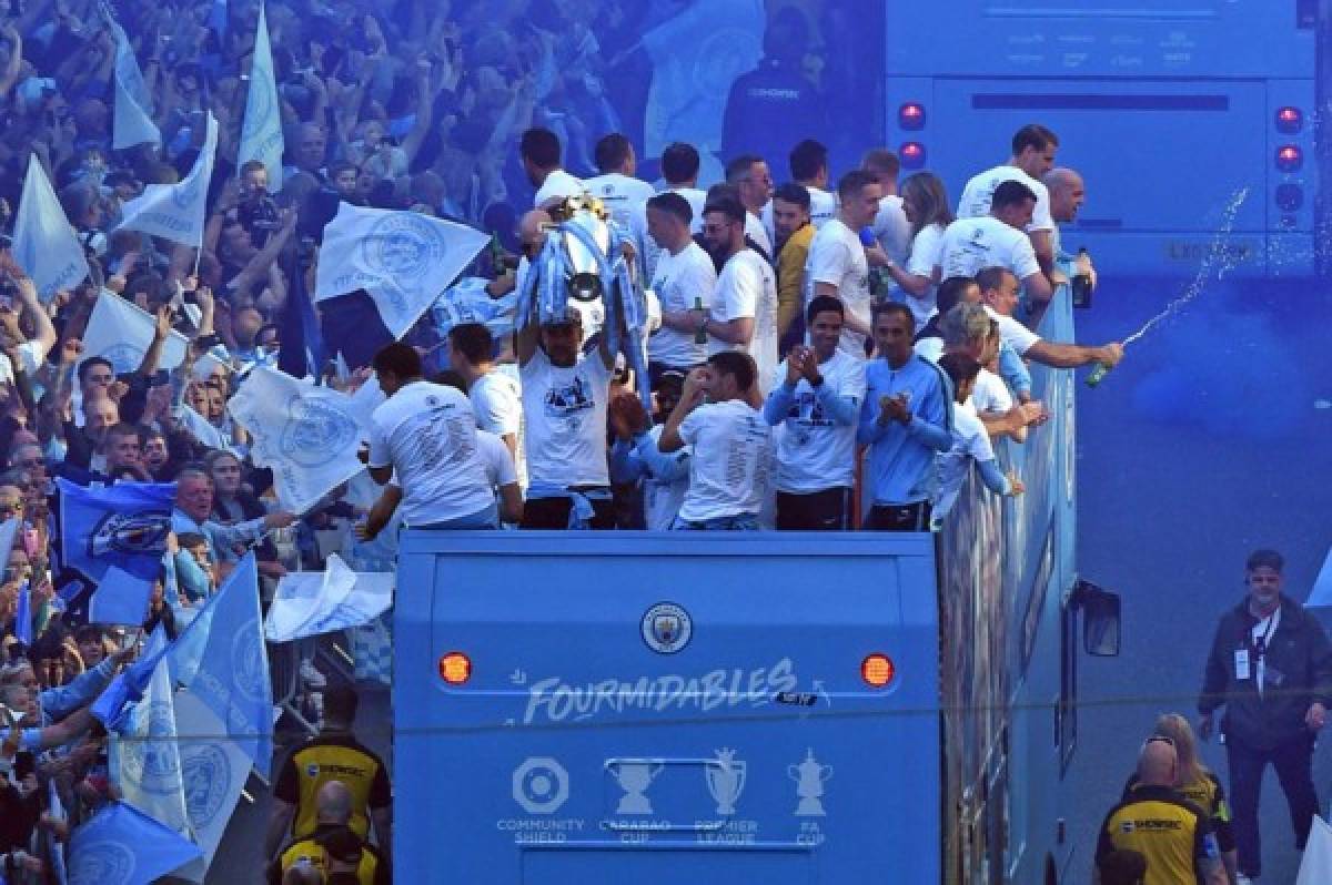 ¡La locura del Manchester City tras conquistar todo en el fútbol inglés!